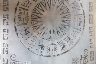 Công sắt hoa văn trống đồng