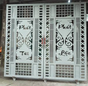 Nên chọn những cổng có họa tiết hoa văn nhẹ nhàng